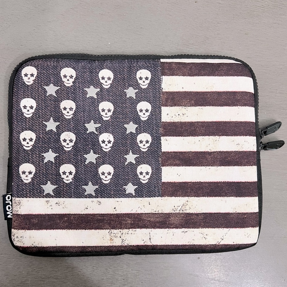 Mojo brand skulls and American flag tablet/tech case